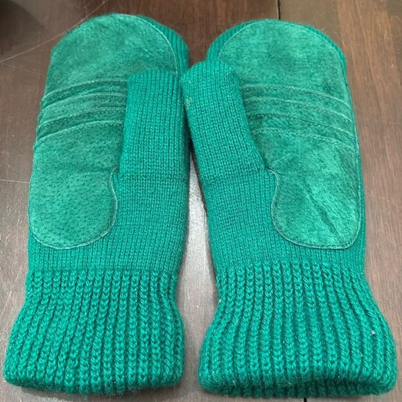 Ari’s Green thinsulate Mittens - Picture 1 of 4